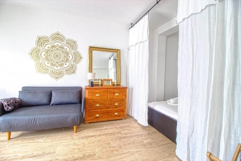 City trip to Versailles, close to Montreuil station, Line L Apartment in Versailles