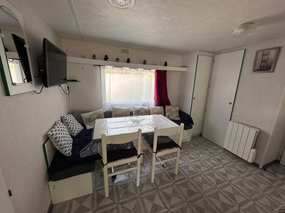 Mobilhome castillones Campground/ 
RV Resort in Nouvelle-Aquitaine