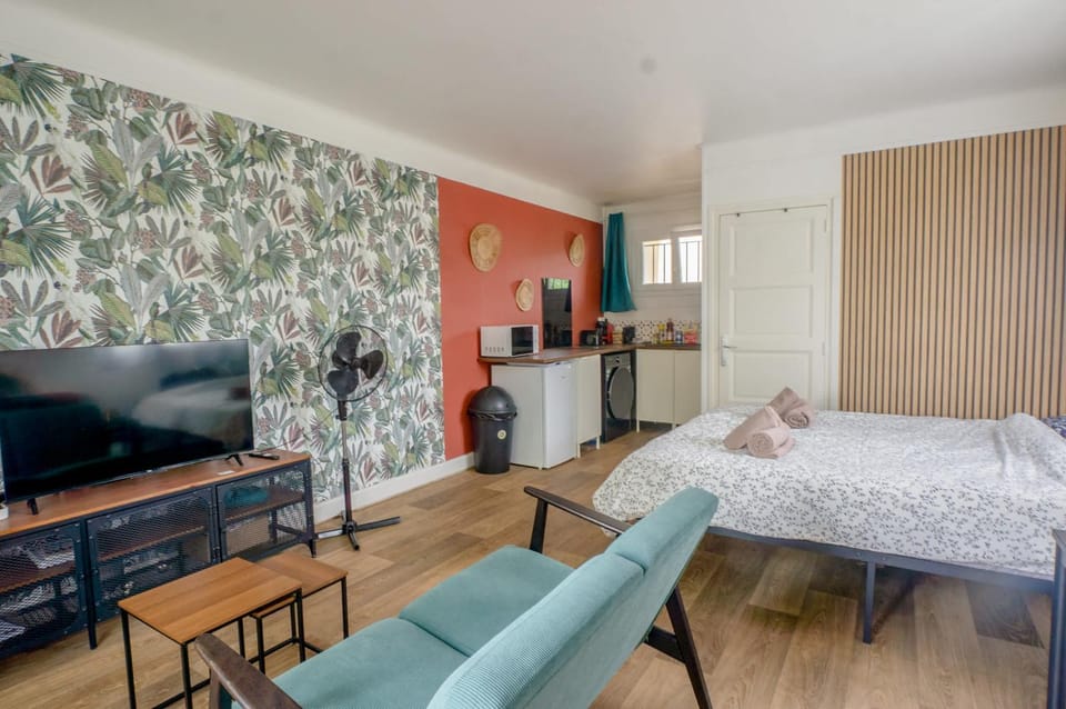 Bed, TV and multimedia, Living room