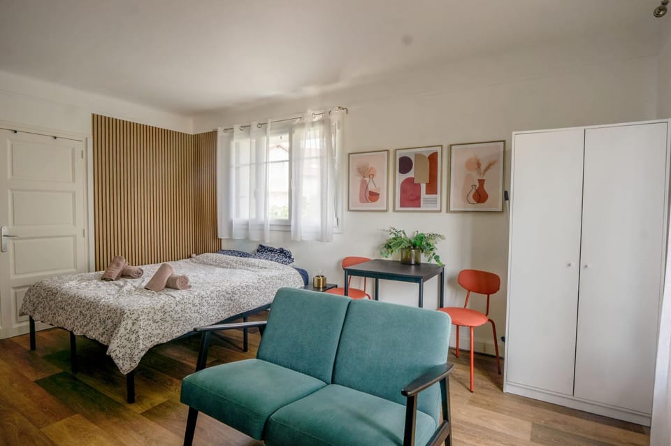 Bed, Living room