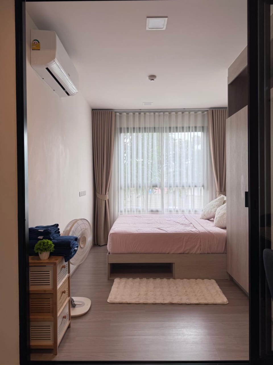 Photo of the whole room, Bedroom