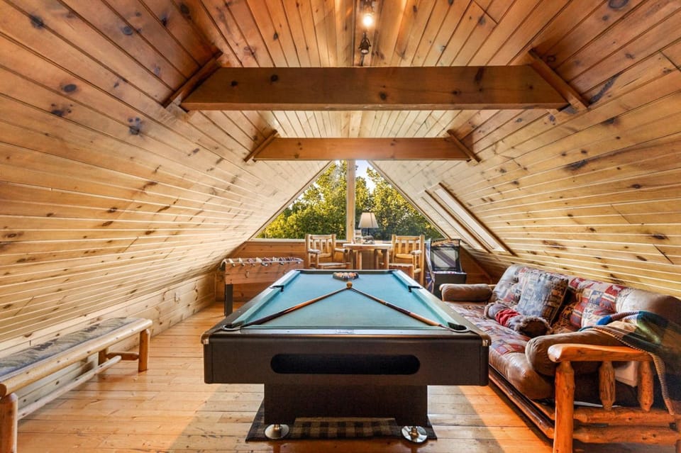 Billiard, Game Room