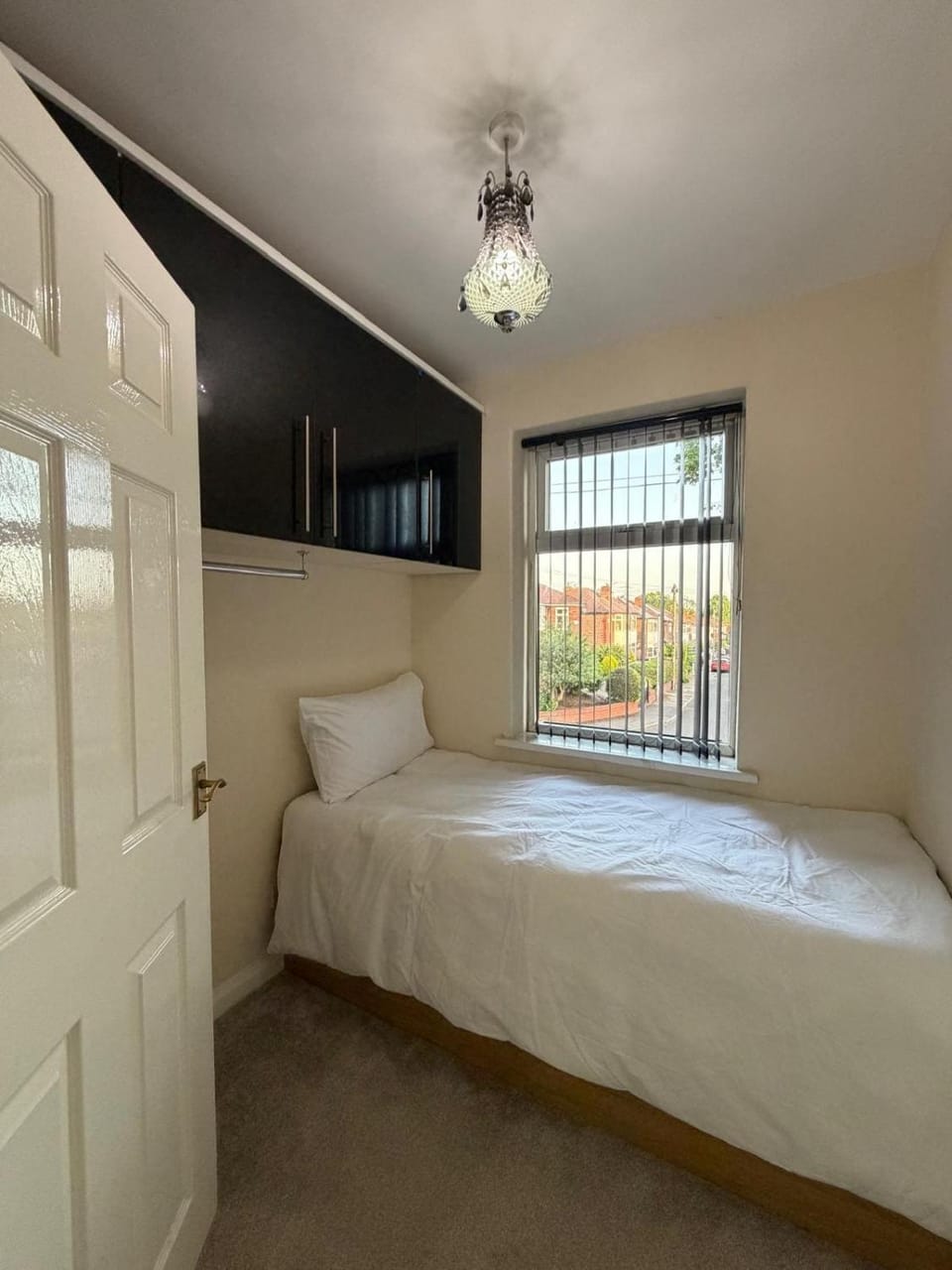 Modern 3-Bed Manchester Home with Parking Apartment in Prestwich