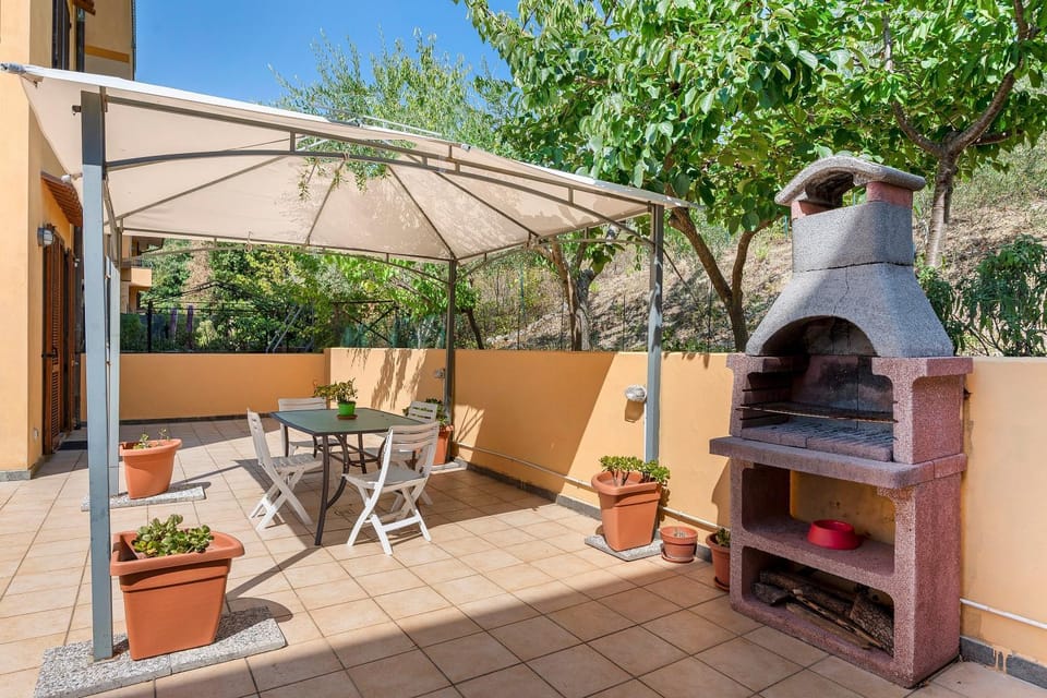 Property building, Balcony/Terrace, Living room
