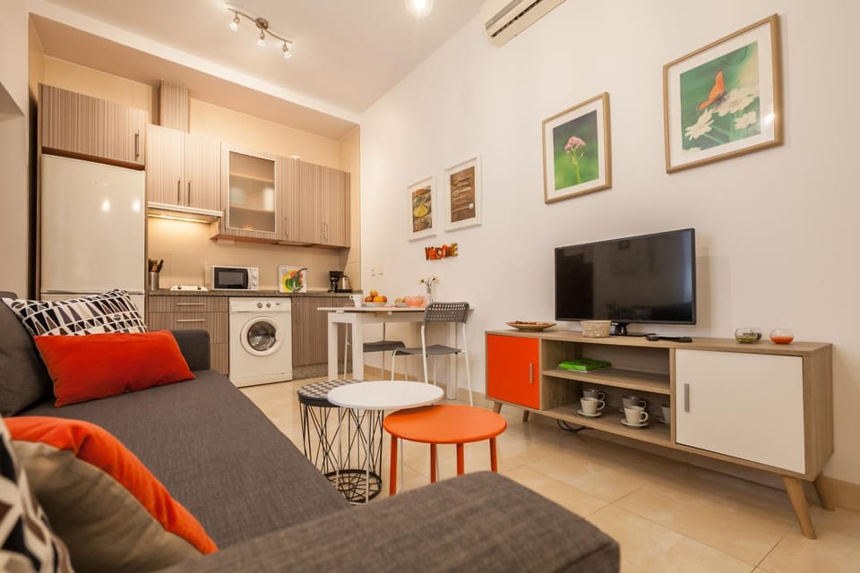 TV and multimedia, Kitchen or kitchenette, Living room, air conditioner