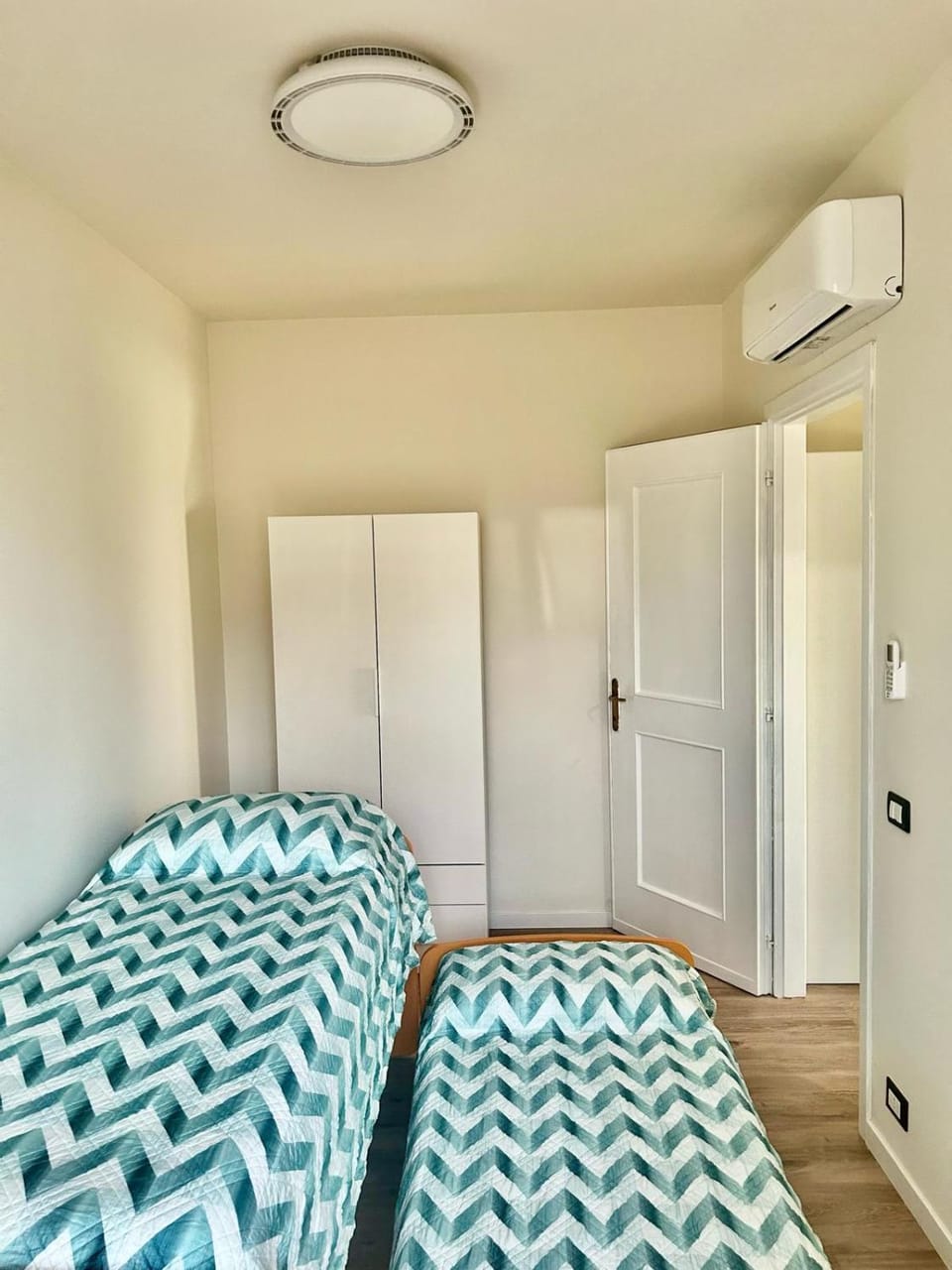 Bed, Bedroom, wardrobe, air conditioner
