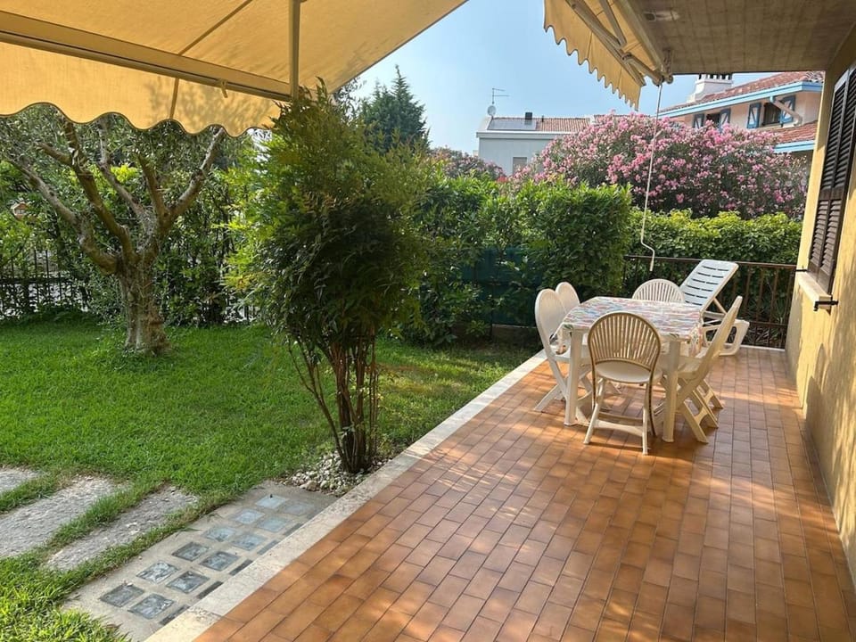Property building, Patio, Garden, Balcony/Terrace, Dining area, Garden view
