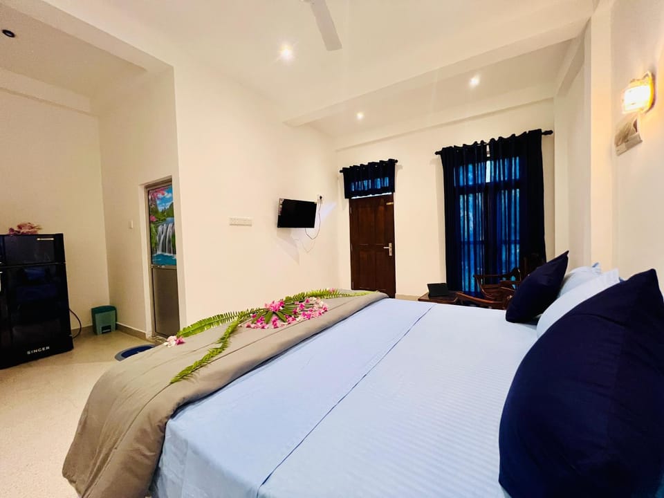 Bed, TV and multimedia, Bedroom