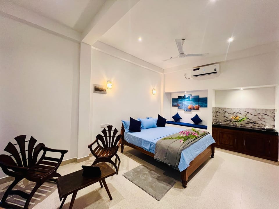 Bed, Seating area, Bedroom, air conditioner