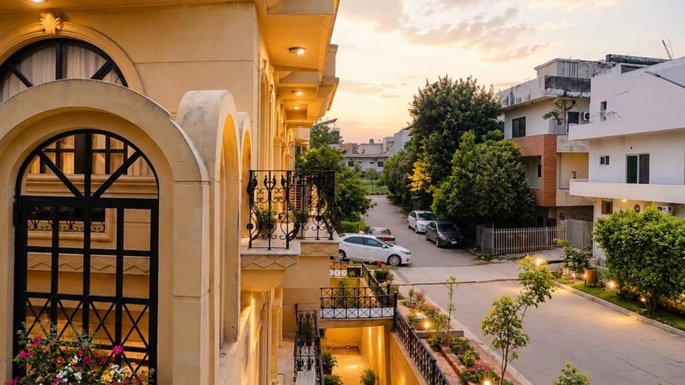 Property building, Spring, Day, Neighbourhood, Garden, Garden view, Street view, Location, Quiet street view, Parking