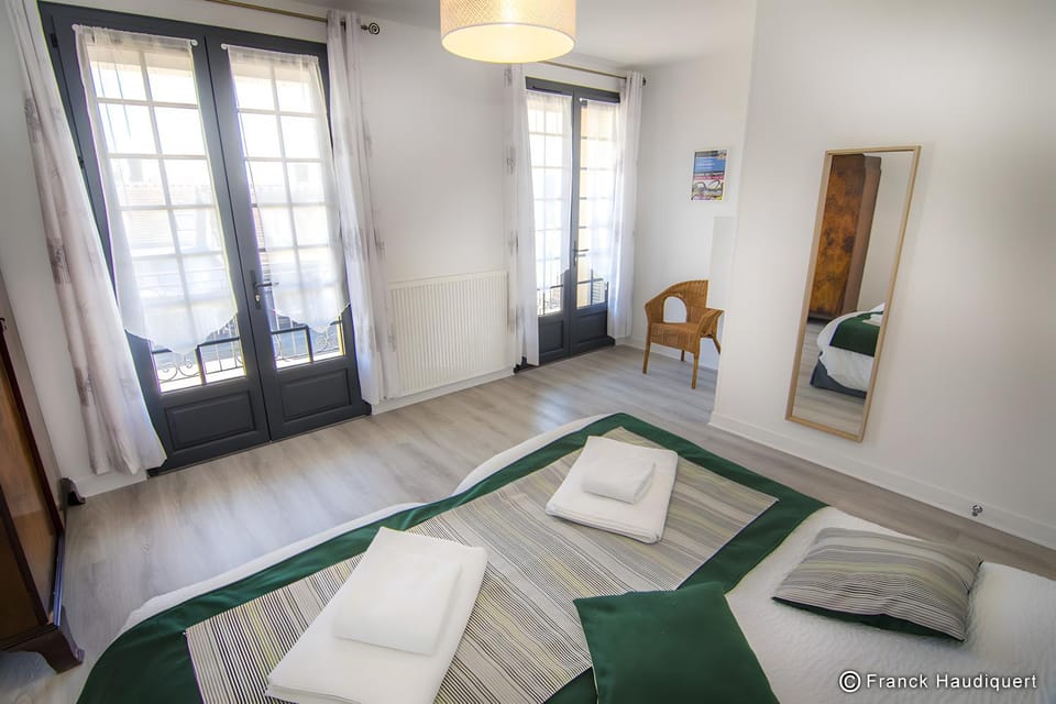 Property building, Living room, Bedroom