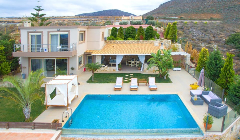 Property building, Facade/entrance, Natural landscape, Bird's eye view, BBQ facilities, Garden, Balcony/Terrace, Mountain view, Area and facilities, Swimming pool, sunbed