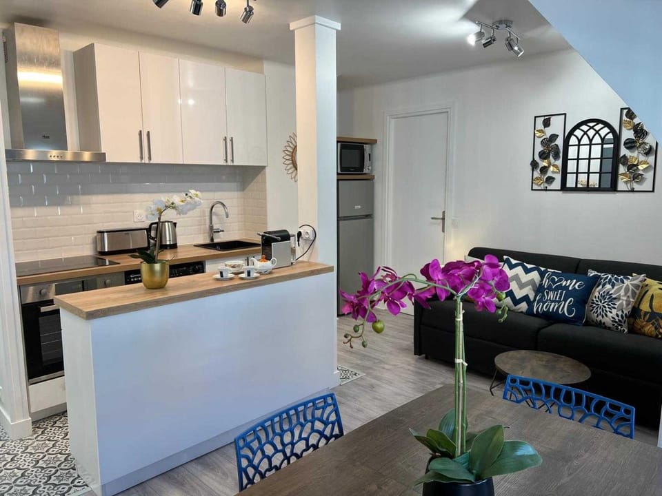 Kitchen or kitchenette, Living room
