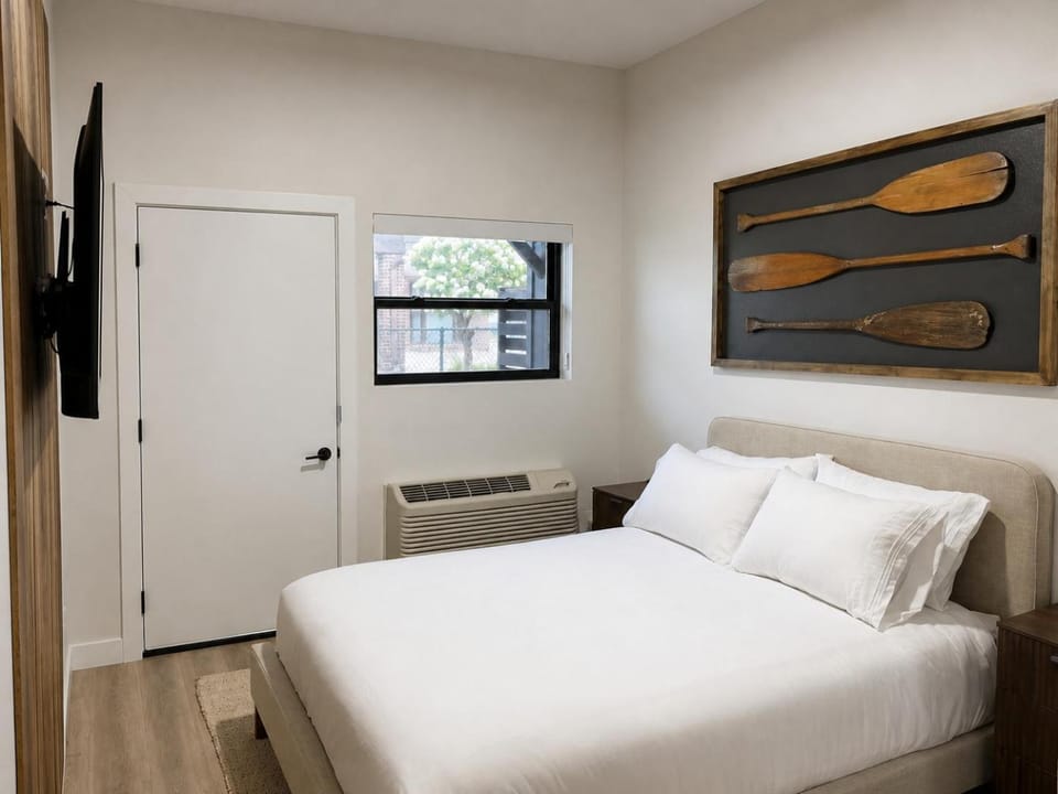 Bed, TV and multimedia, Decorative detail, Bedroom, air conditioner