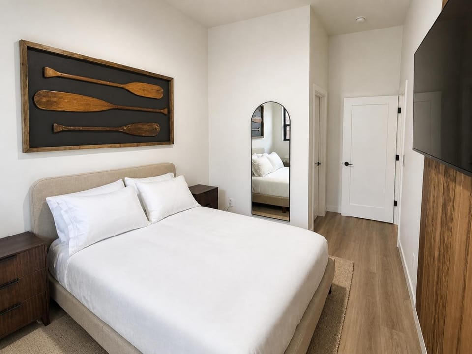 Bed, TV and multimedia, Photo of the whole room, Bedroom