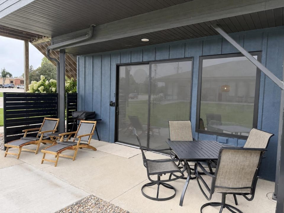 Patio, BBQ facilities, Seating area, Dining area