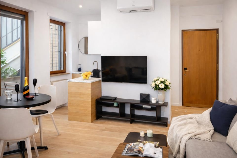 Communal lounge/ TV room, Kitchen or kitchenette, Seating area, Dining area, air conditioner