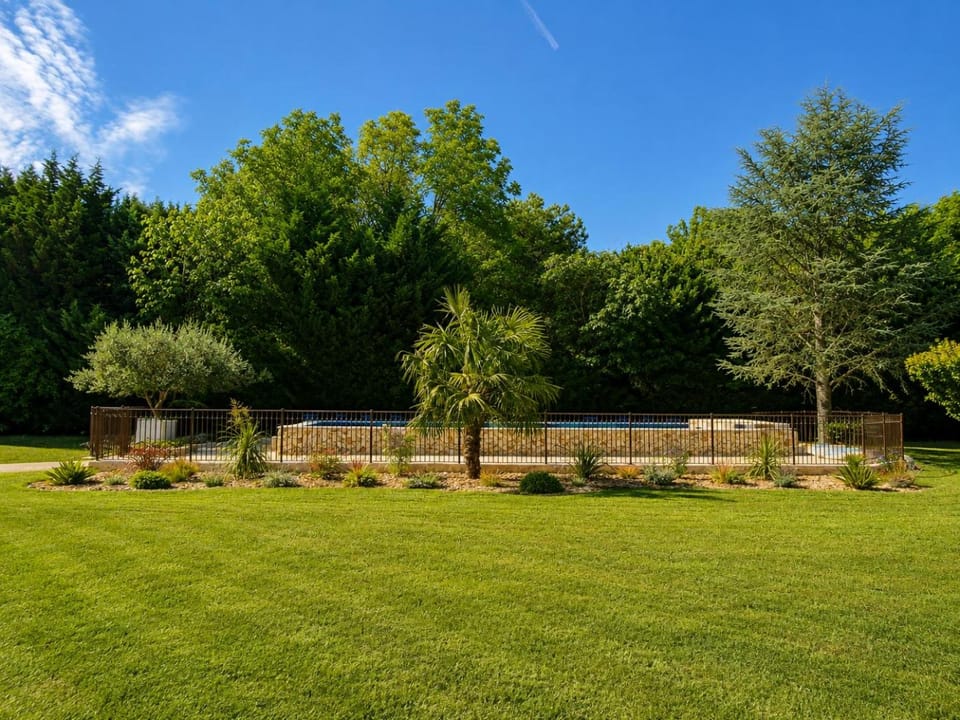 Mas La Fontaine de Pernes, les pieds dans la Sorgue, piscine privée, 12 personnes, 6 chambres, 5 sdb Villa in Pernes-les-Fontaines