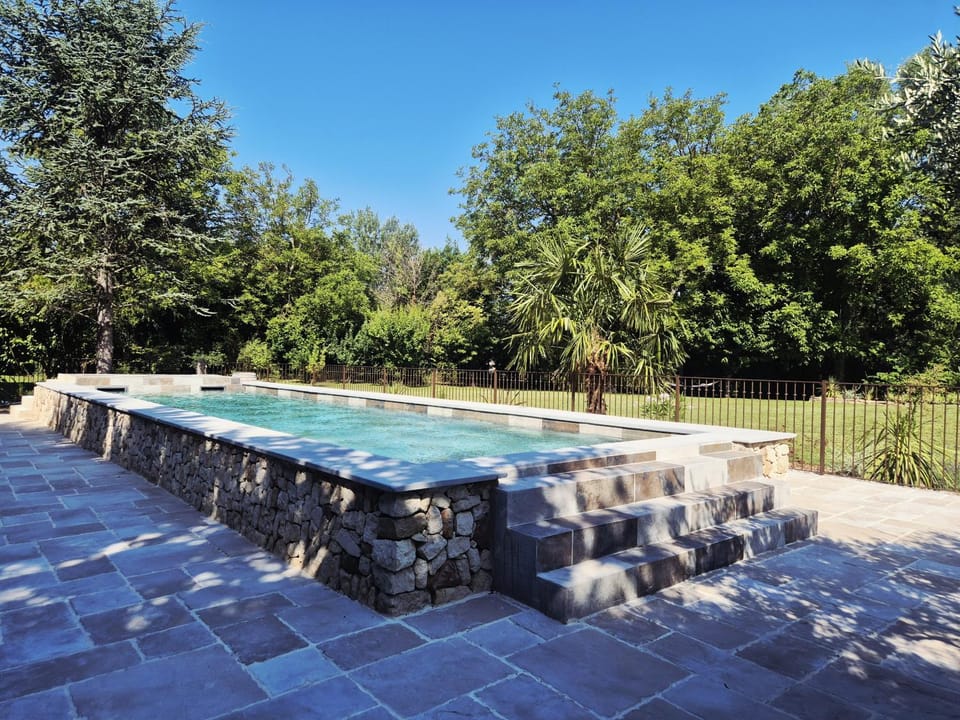 Mas La Fontaine de Pernes, les pieds dans la Sorgue, piscine privée, 12 personnes, 6 chambres, 5 sdb Villa in Pernes-les-Fontaines