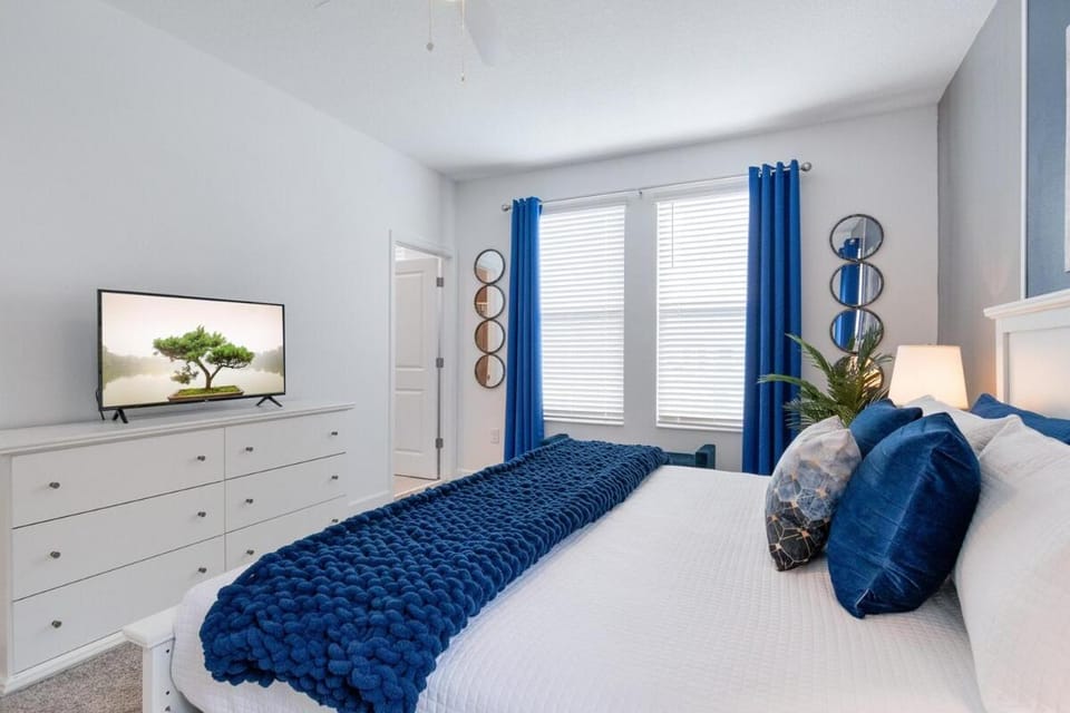 6-Bed, 5-Bath Modern Escape - Pool, Resort, Disney Villa in Kissimmee