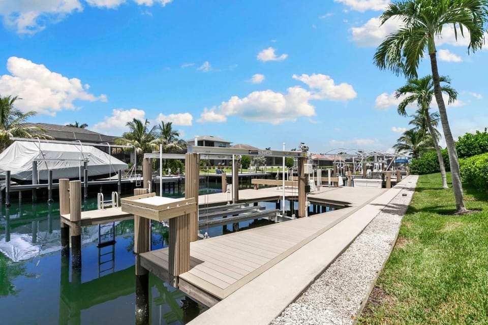 Waterfront Retreat - Private Pool - Large Dock House in Marco Island