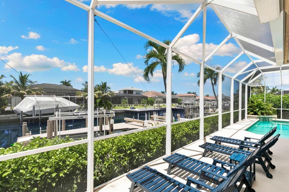 Waterfront Retreat - Private Pool - Large Dock House in Marco Island