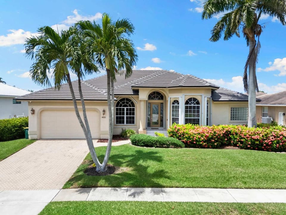 Waterfront Retreat - Private Pool - Large Dock House in Marco Island