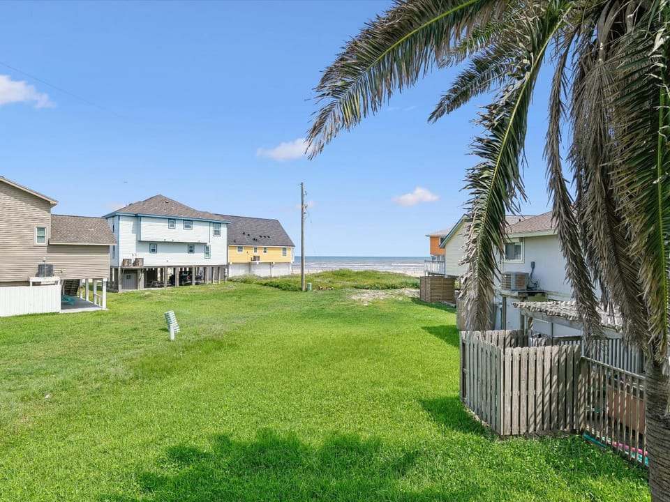 Neighbourhood, Garden, Beach