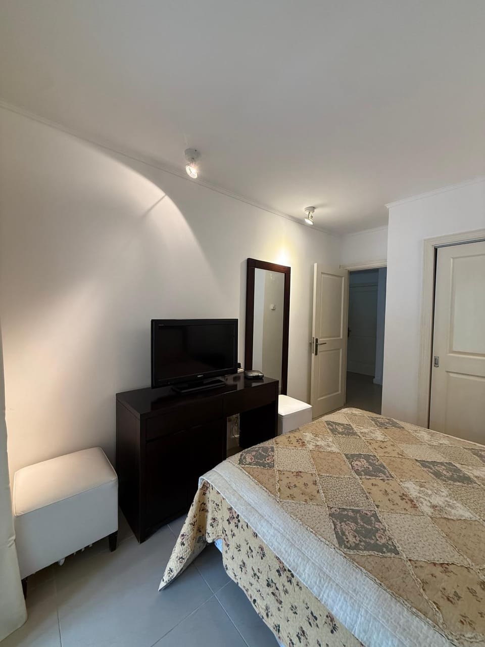 Communal lounge/ TV room, Bed, TV and multimedia, Living room, Photo of the whole room, Seating area, Evening entertainment, Bedroom, wardrobe