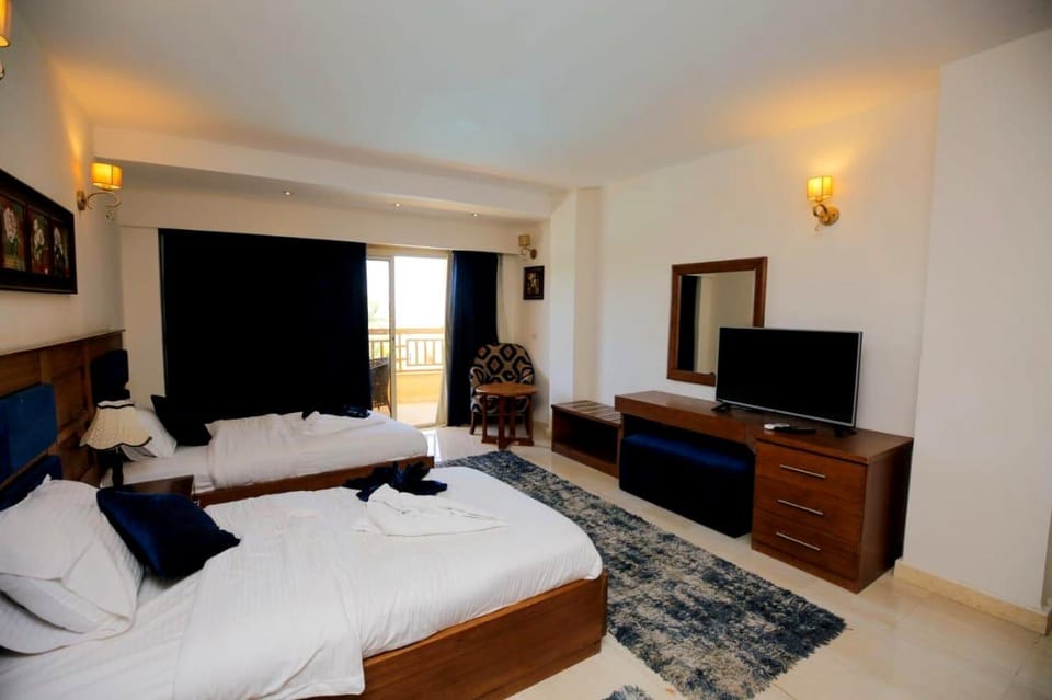 Communal lounge/ TV room, Bed, TV and multimedia, Living room, Photo of the whole room, Seating area, Evening entertainment, Bedroom