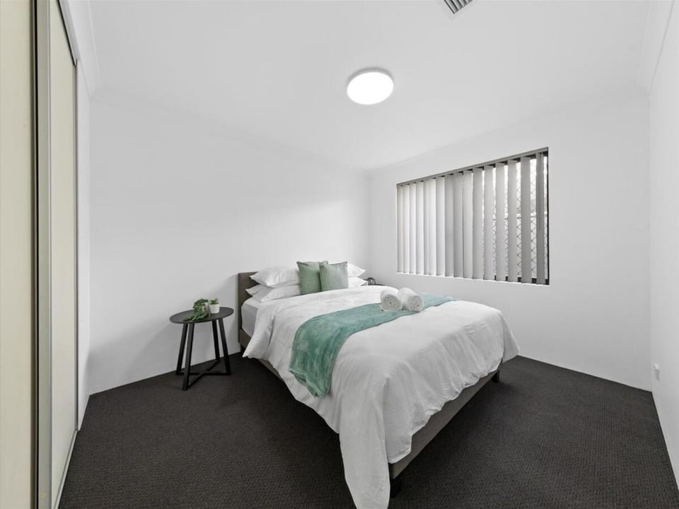 Modern 5BR Family Retreat Near Vic Park & PerthCBD House in Bentley