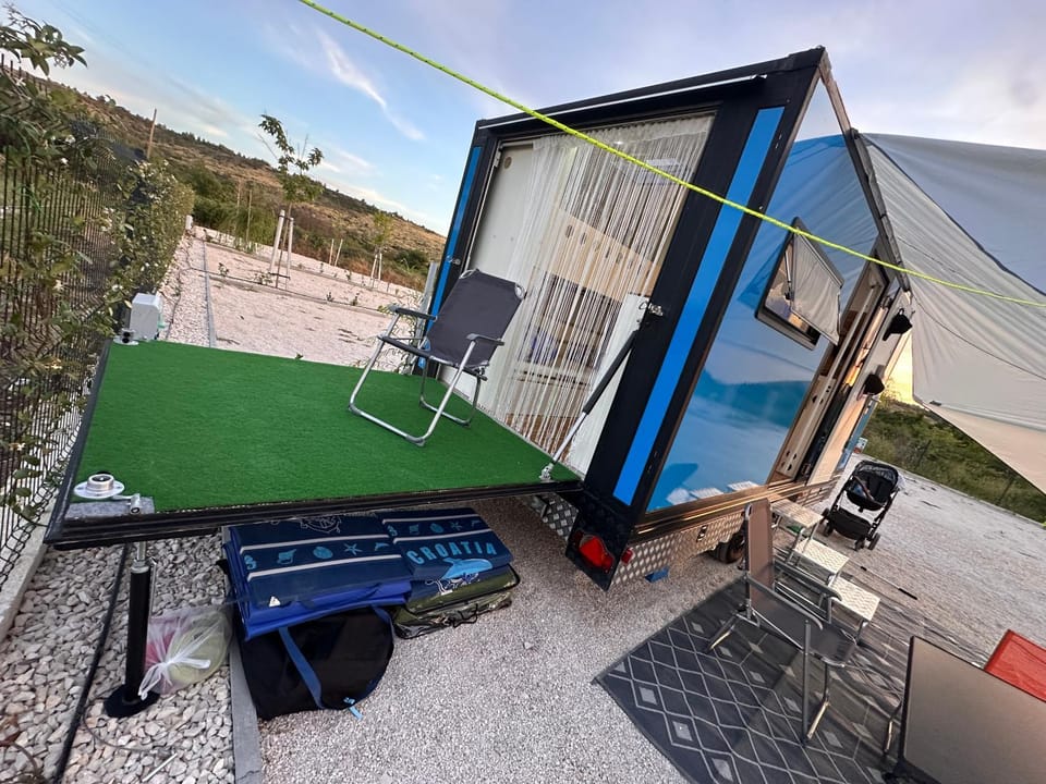 Luka Tiny Haus mit Wohnwagen als eine Einheit Campground/ 
RV Resort in Zadar County
