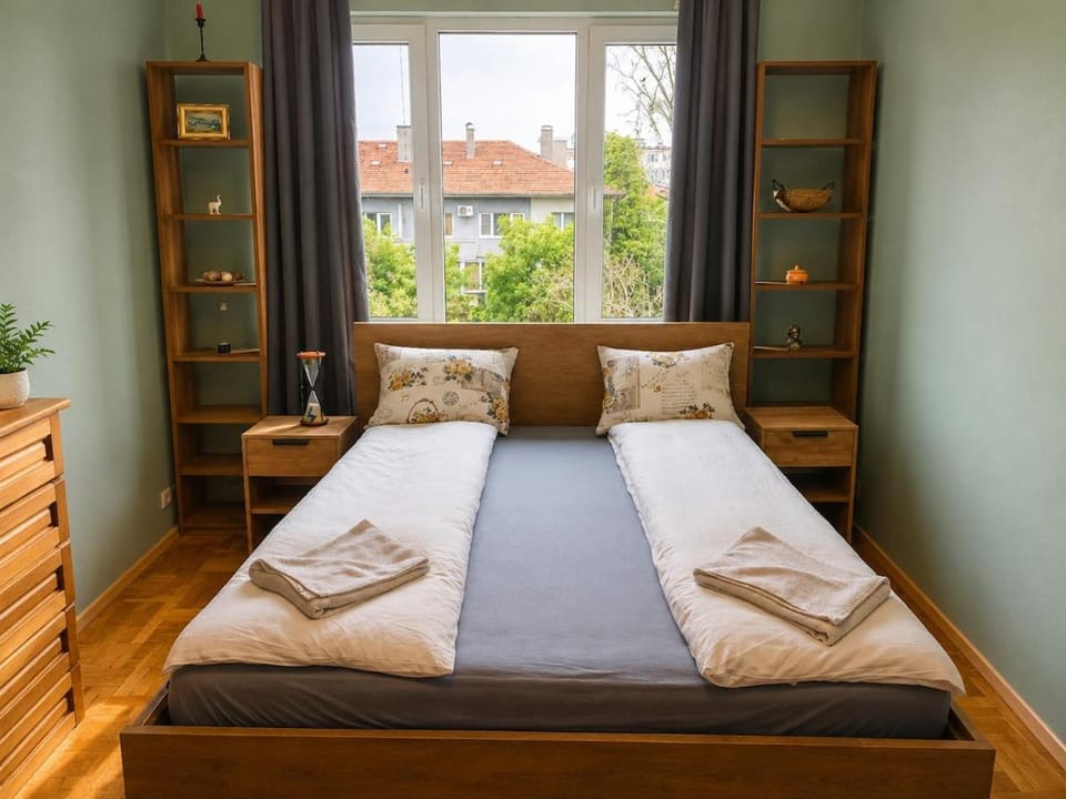 Bed, Photo of the whole room, Bedroom, towels