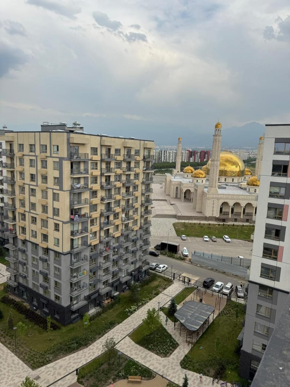 Day, Neighbourhood, Natural landscape, City view, Location, Parking