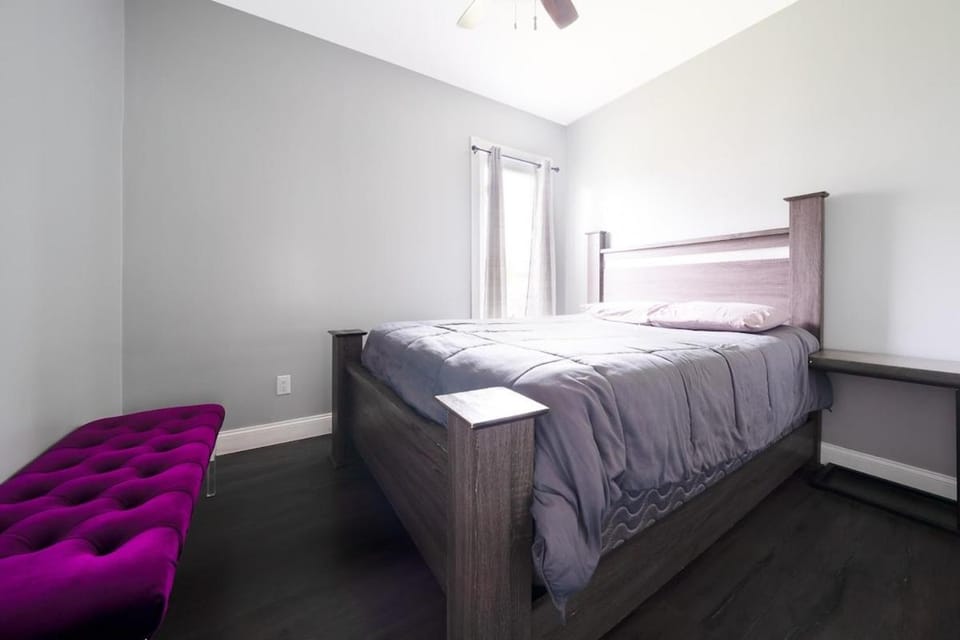 Modern 4BR Near the Falls Sleeps 11 Apartment in Niagara Falls