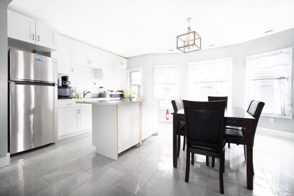 Modern 4BR Near the Falls Sleeps 11 Apartment in Niagara Falls