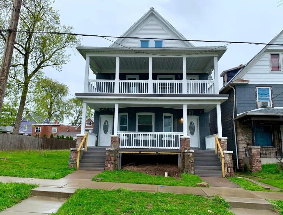 Modern 4BR Near the Falls Sleeps 11 Apartment in Niagara Falls