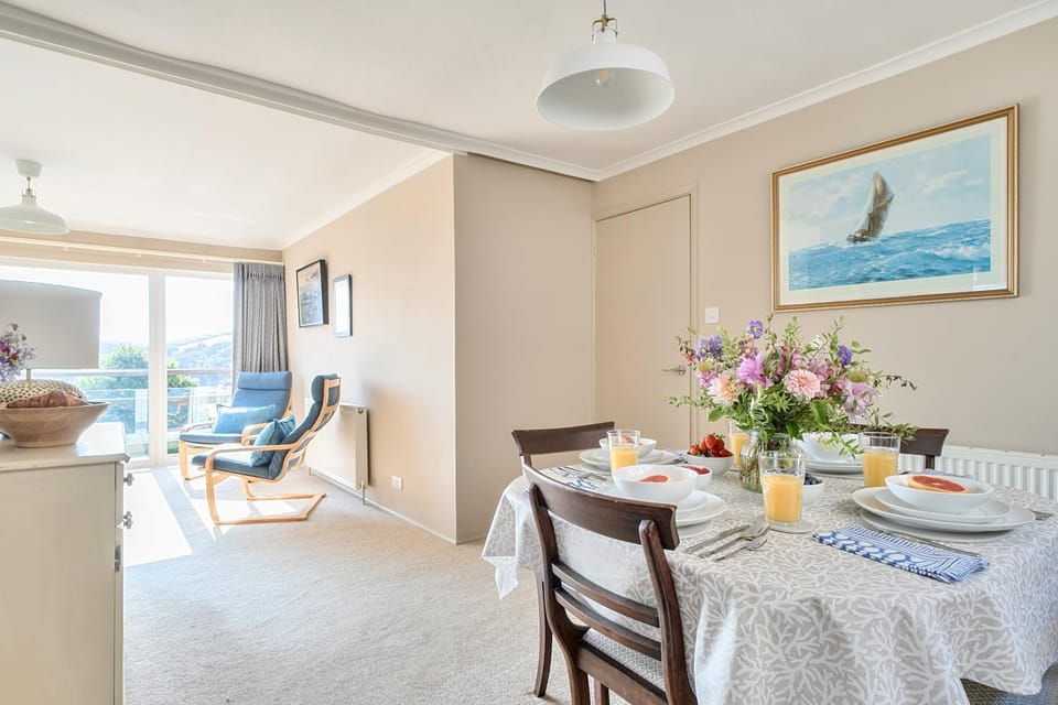 Living room, Seating area, Dining area, heating