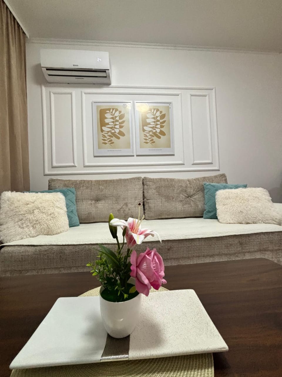 Living room, Seating area, air conditioner