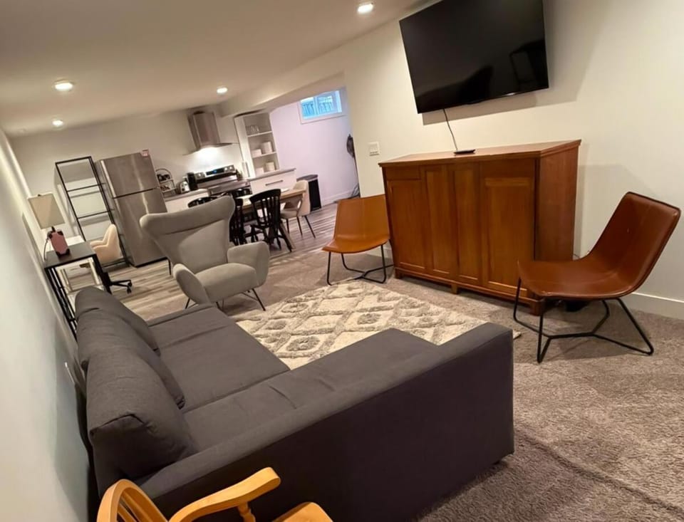 Fawn - Central 2BR Parking Near LRT & Chinook Apartment in Calgary