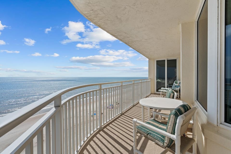 Oceanfront 3BR Balcony, Indoor & Outdoor Pools Apartment in South Daytona