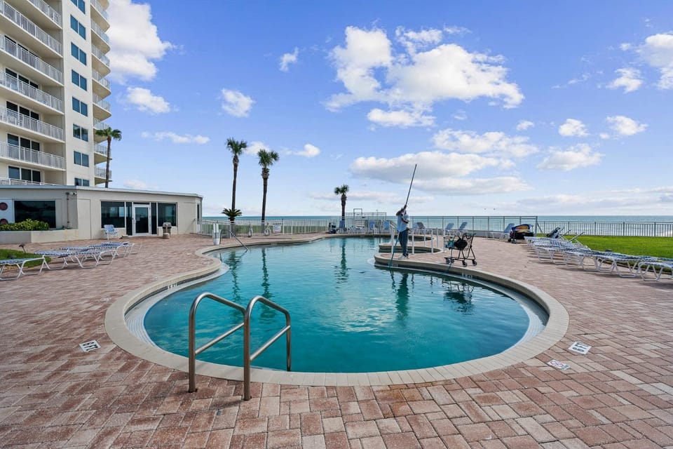 Oceanfront 3BR Balcony, Indoor & Outdoor Pools Apartment in South Daytona