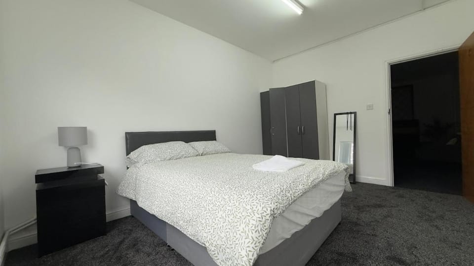Spacious 4 Bedroom Flat Apartment in Wolverhampton