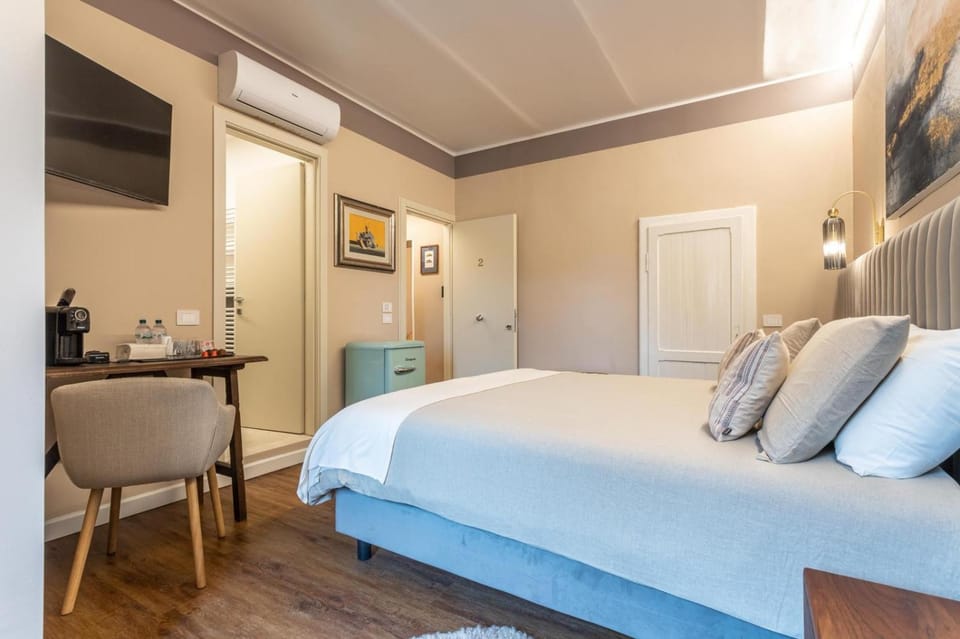 Bed, TV and multimedia, Bedroom
