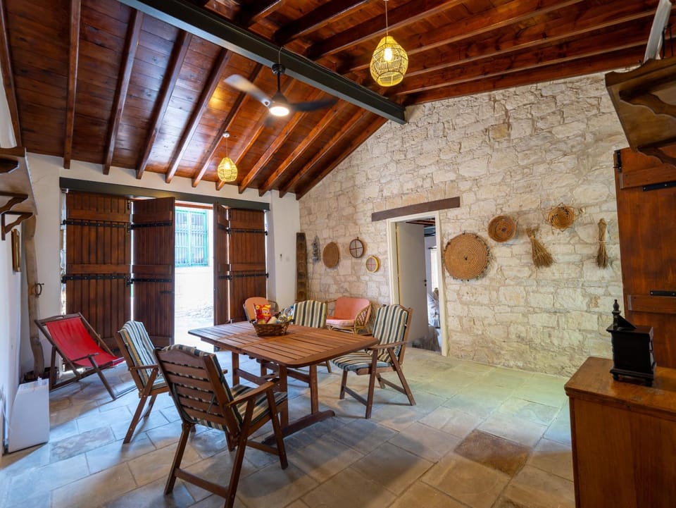 Game Room, Seating area, Dining area, Entertainment, Family, Family, Family, internet