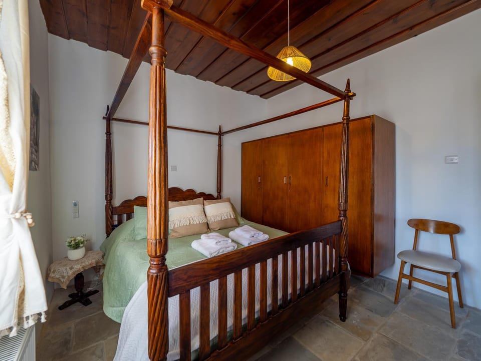 Bed, Photo of the whole room, Bedroom, heating, heating, towels, wardrobe, air conditioner, air conditioner
