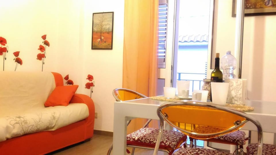 Living room, Decorative detail, Dining area