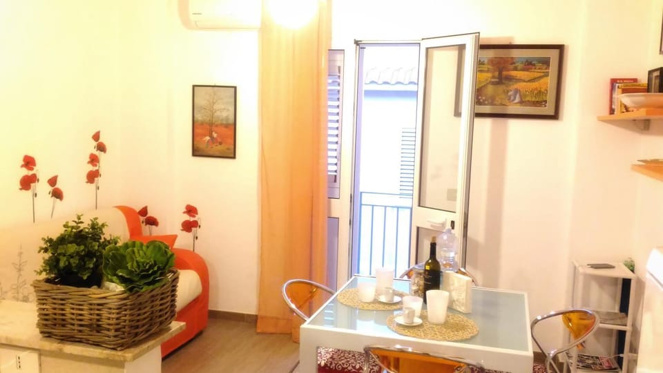 Living room, Photo of the whole room, Decorative detail, Dining area