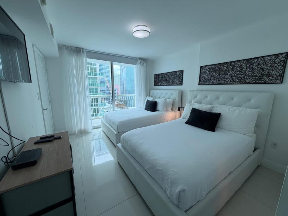 Bed, TV and multimedia, Photo of the whole room