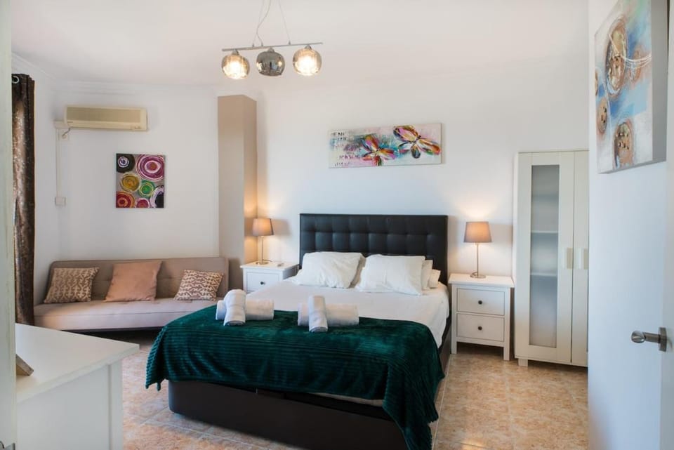 Bed, Bedroom, towels, air conditioner
